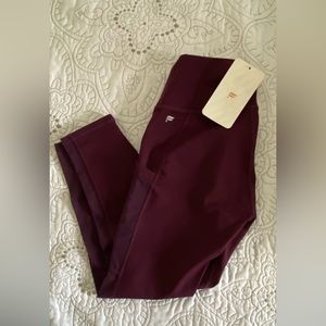 NWT Fabletics leggings •Mila Pocket Capri size Small